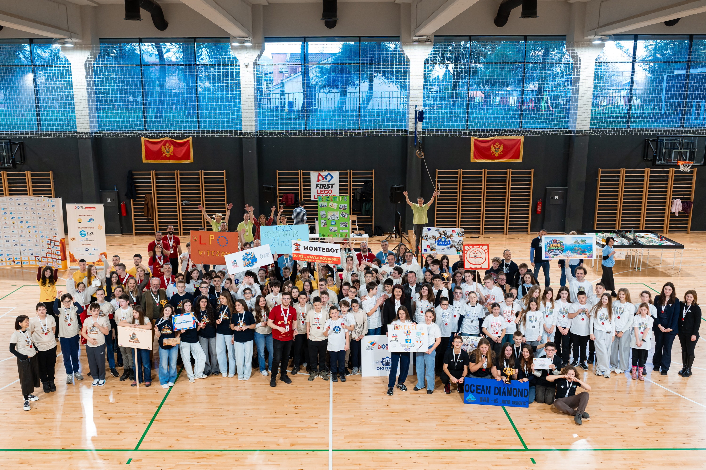 Timovi i učesnici FIRST LEGO League takmičenja okupljeni u sportskoj sali