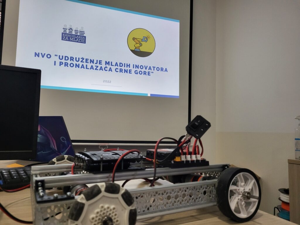 Naslovna fotografija: Radionica „Osnove robotike“