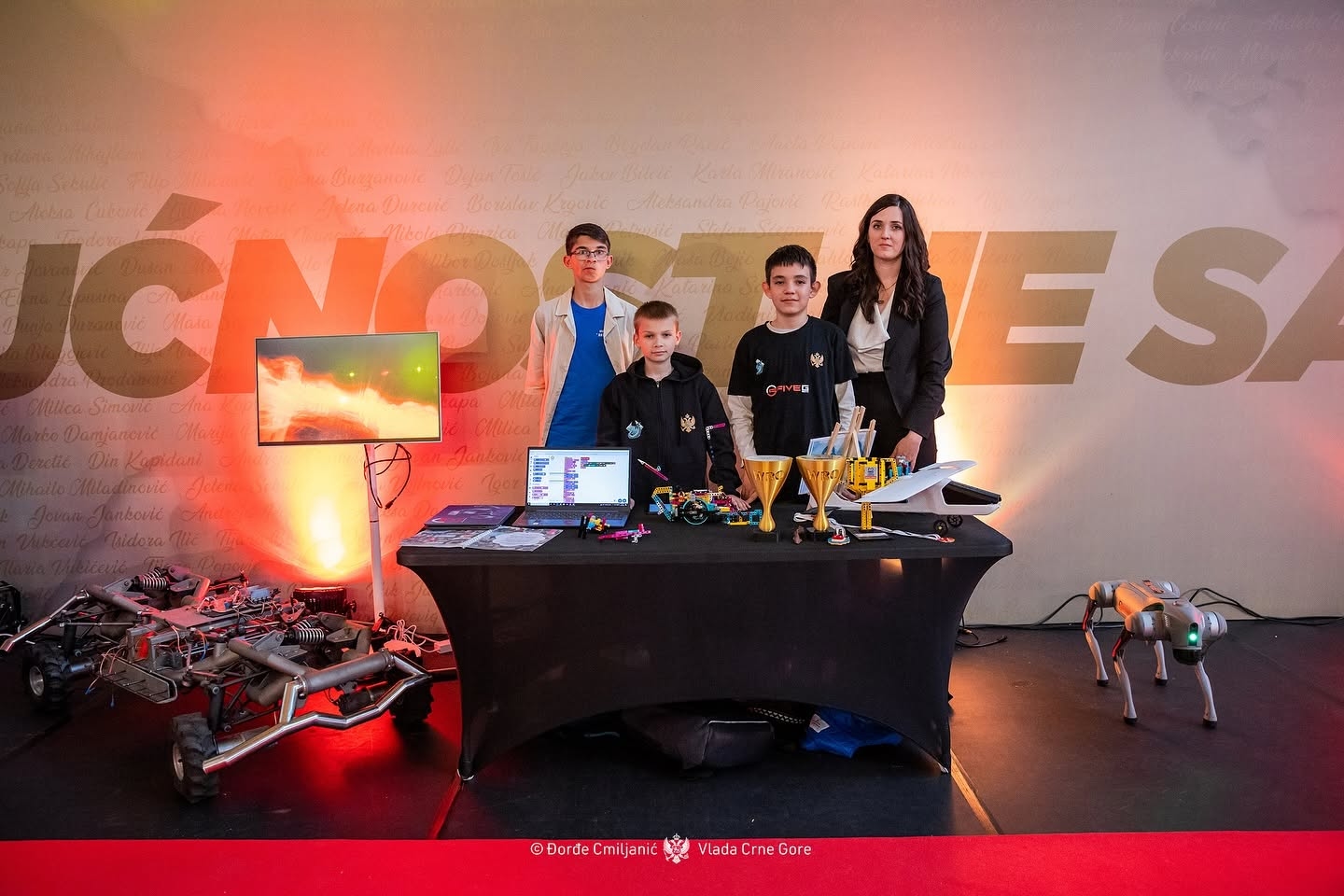 Naslovna fotografija: Prvaci FIRST LEGO League programa na proslavi Dana nezavisnosti