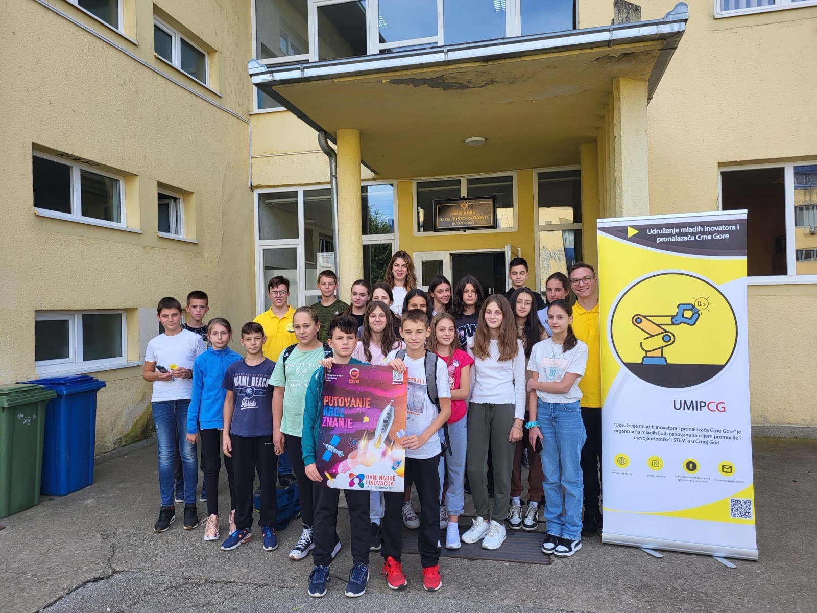 Učenici ispred škole u Bijelom Polju sa plakatom projekta LEGO karavan znanja