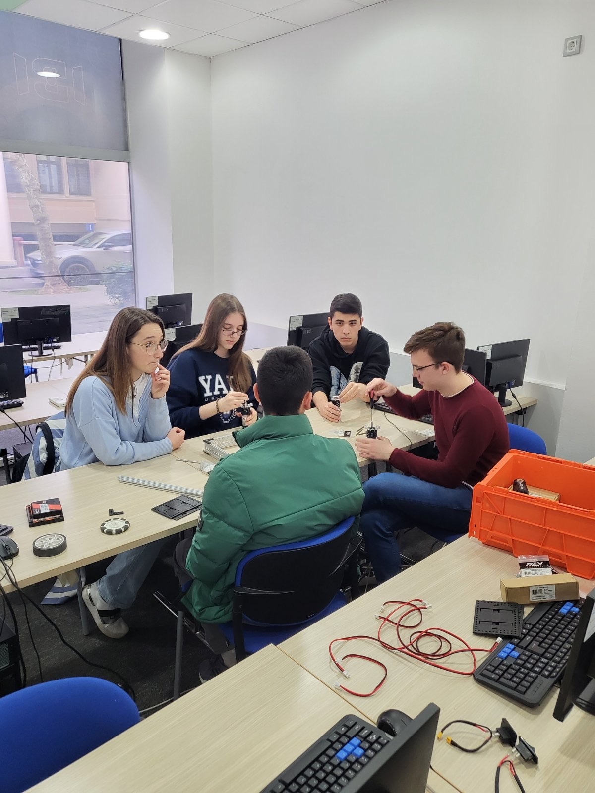 Srednjoškolci sklapaju robote na radionici „Osnove robotike“