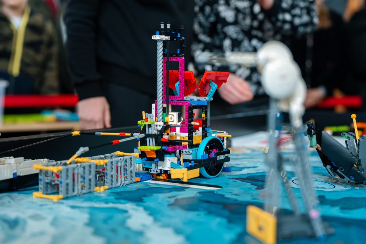 Detalj LEGO robota tokom misije na takmičarskoj podlozi