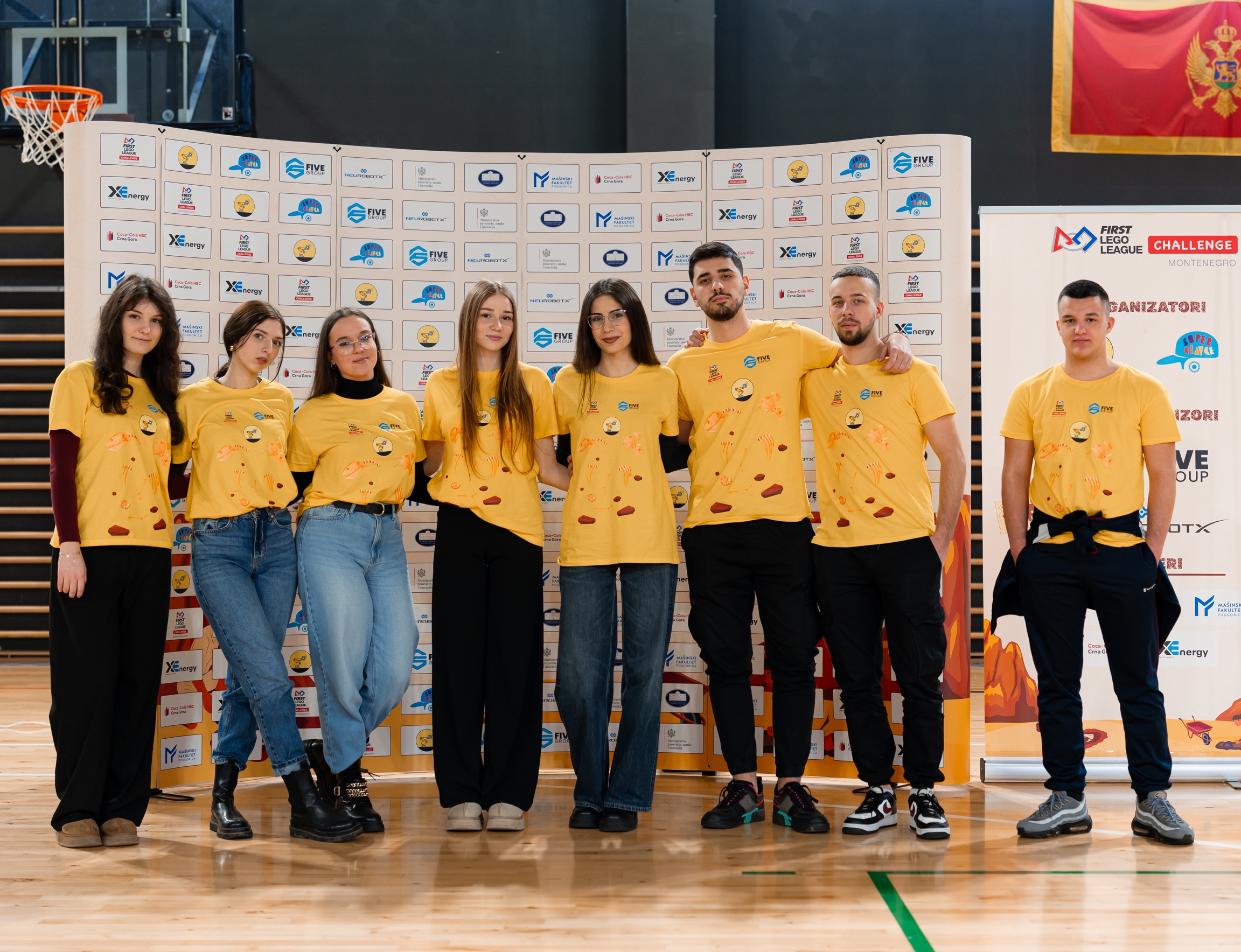 Volonteri i članovi organizacionog tima u majicama događaja na nacionalnom FIRST LEGO League Challenge takmičenju u Crnoj Gori.