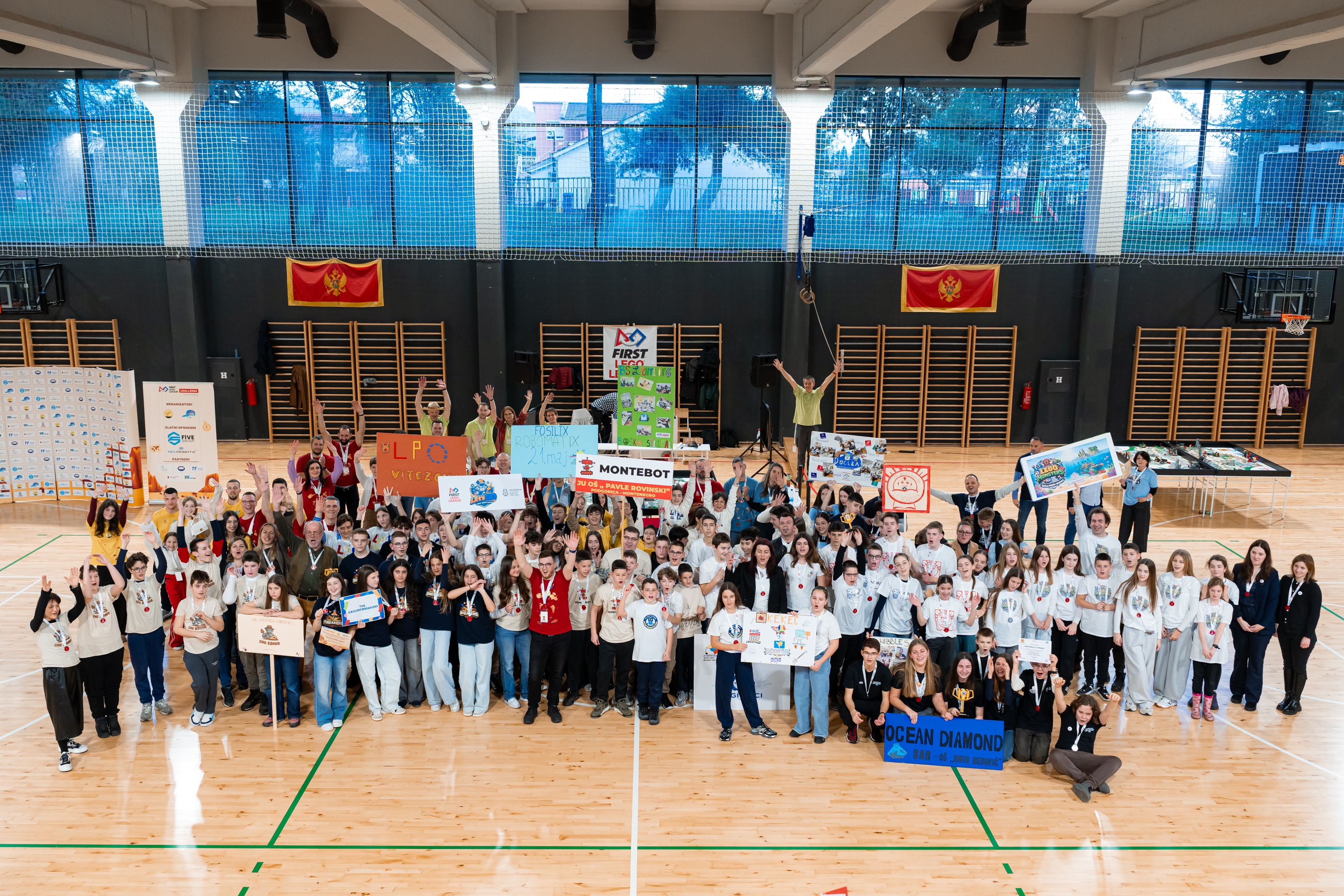 Učesnici, mentori, volonteri i organizatori na zajedničkoj fotografiji nacionalnog FIRST LEGO League Challenge takmičenja u Crnoj Gori.